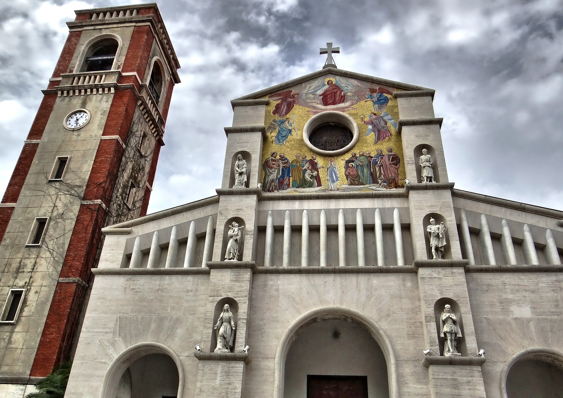 la Tassa di soggiorno, particolare chiesa San Paolino di Viareggio