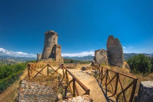 Tassa di soggiorno ad Ascea, guida e obblighi per gli Host - particolare della torre nel sito archeologico di Velia - Elea