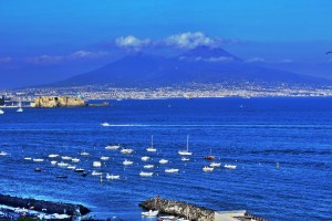 Tassa di soggiorno Napoli, guida obblighi e tutto dell'imposta di soggiorno per gli host - Particolare panorama Castel dell'Ovo e Vesuvio